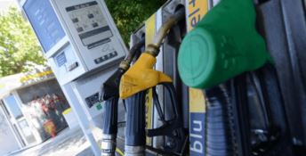 Rincari benzina e diesel, in autostrada si superano i 2 euro al litro